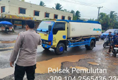 Begini Cara Polsek Pemulutan Sampaikan Imbauan Keselamatan di Titik Jalan Berlubang