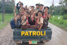 Bahagia Itu Sederhana, Bisa Naik Mobil Patroli TNI Saja, Anak-Anak SD Ini Sudah Senang Sekali