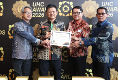 Kembali Ukir Prestasi, Enos Terima Penghargaan UHC Award 2026 Kategori Madya