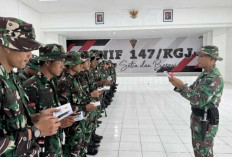Tegakkan Netralitas TNI di Pemilu, Yonif 147/KGJ Dibawah Komando Kodam II/Swj Bagikan Buku Saku Netralitas TNI