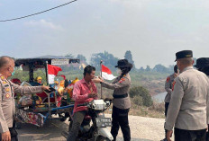 Bersama Mahasiswa S2-STIK, Polres Ogan Ilir Bagikan Masker hingga Edukasi Karhutla kepada Warga