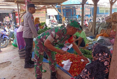 Jaga Kestabilan Harga Sembako, Babinsa Roworejo Pantau di Pasar Tradisional
