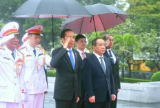 Presiden Jokowi Kunjungi Monumen Pahlawan dan Mausoleum Ho Chi Minh di Hanoi