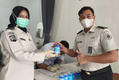 Wujudkan Lingkungan Bersih dan Sehat, Rutan Baturaja Rutin Gelar Tes Urine 