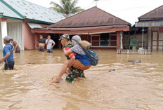 Babinsa Gendong Warga Saat Banjir di Lebong