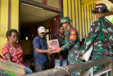 Bentuk Belasungkawa, Prajurit Raider 200/BN Kunjungi Rumah Warga Kedukaan, Bantu Sembako Buat Keluarga Duka 
