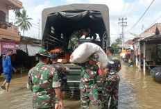 Koramil 406-03/Rupit Wilayah Kodam II/Swj Distribusikan Bantuan Logistik Untuk Korban Banjir di Muratara