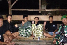 Kompak dan Solid! Babinsa Koramil 405-07 Pulau Pinang dan Warga Piket Ronda Malam Keliling Berpatroli 