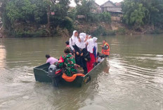 Jembatan Putus Akibat Banjir Bandang, Babinsa Kodim 0406/LL Seberangkan Warga dan Anak-Anak Sekolah