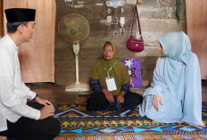 Bupati OKI Muchendi Pugar Rumah Warga Lempuing OKI