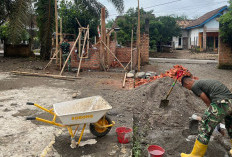 Kerjasama Apik Diperlihatkan Satgas TMMD 128 Kodim 0405 Lahat Bangun Fisik Poskamling 