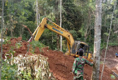 AWAS BANG! Jangan Terlampau Tinggi Ekskavator Naik ke Gundukan Tanah