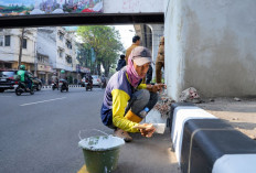 Jelang HUT ke-1343, Pemkot Palembang Cat Trotoar Sudirman Sepanjang 90 Km