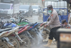 Ini Cara Tim SAR Pasukan Pelopor Bantu Warga Terdampak Banjir
