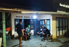 Sambangi Rumah Warga, Babinsa Koramil 405-07 Pulau Pinang dan Petugas Ronda Malam Lakukan Hal Ini 