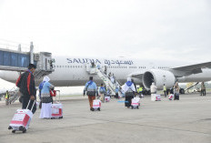 13 Tahun Menanti! Air Mata Bahagia Suhartini Pecah Saat Berangkat Haji Kloter 1 Sumsel: Perasaannya Luar Biasa