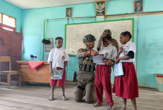 Satgas Ops Damai Cartenz Bagikan Buku Bacaan Ke Siswa di Sekolah Ini