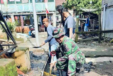 Cegah Banjir, Babinsa Koramil 405-02/Merapi Wilayah Kodam II/Swj Bersama Warga Gotong Royong Bersihkan Parit