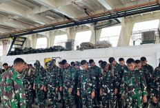 Tembus Jalur Laut, Satgas TMMD Kodim Basel Angkut Perlengkapan Upacara ke Pulau Lepar