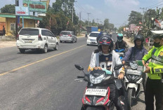 Dampak Karhutla, Polisi Bagi-bagi Masker kepada Masyarakat