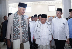 Berkunjung Ke Palembang, Capres 2024 Ganjar Pranowo Dihadiahi Sorban Oleh Pengusaha Kaya Haji Halim