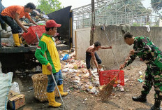 Babinsa Kodim 0418/Palembang Bantu Warga Bersihkan Sampah, Ini Bukti Kemanunggalan TNI