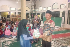 ALHAMDULILLAH! Kades Tanjung Kurung Lahat Berikan Bingkisan kepada Santri, Dalam Hal Apa Ya