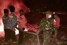 Tempat Pembuangan Sampah Terbakar Lagi, Babinsa Gercep Ikut Padamkan Api