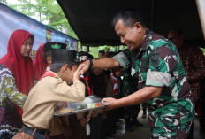 Melalui Program Dapur Masuk Sekolah, Prajurit Kodim Ajarkan Siswa Pola Makan Sehat