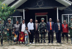 Wujud Kepedulian Rohani, TNI Salurkan Kitab Suci Injil ke Jemaat Distrik Dal