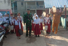 TETAP SEMANGAT! Satgas TMMD Ke-122 Kodim Lahat dan Siswa SD Bahu Membahu Bawa Air Bersih ke Sekolah