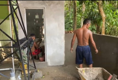Gotong Royong, Beginilah Suasana Satgas TMMD Kodim Lahat dan Warga Kerjakan MCK Titik 1