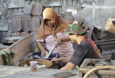 Momen Hangat TMMD Salatiga: Sertu Khundori Turun ke Dapur Bantu Warga Masak Nasi di Desa Cukil