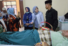 Gercep! Anggota DPRD OKU Timur Bantu Lansia Penderita Diabetes yang Terkapar Depan Masjid Baiturahim Martapura