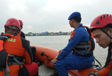 Basarnas Palembang Terjunkan Personil Cari Keberadaan ABK Kapal Jukung Meledak di Sungai Musi