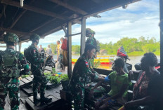 Ini Cara Warga Meminta Bantuan Medis Ke Satgas Yonif 141 Aneka Yudha Jaya Prakosa Yang Sedang Patroli