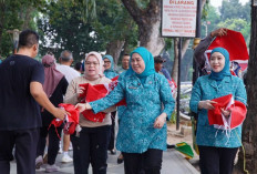Turun ke Jalan di Kambang Iwak, Ketua TP-PKK Palembang Bagi Bendera Merah Putih