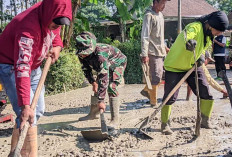 Pengecoran Jalan Transparansi Publik, Wujud Nyata Kemanunggalan TNI-Rakyat di Desa Cukil