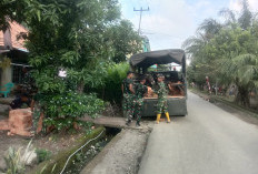 Anggota Satgas TMMD 128 Kodim 0405 Lahat Turunkan Batubata dari Truk, Ini Buktinya 