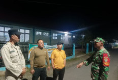 Bareng Personil Polsek, Babinsa Koramil 405-11 Tanjung Sakti Beri Arahan kepada Komduk, Kira-kira Soal Apa Ya