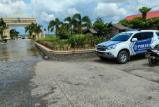 Jalan Menuju KPT Tanjung Senai Terendam Banjir, Sat Lantas Polres Ogan Ilir Lakukan Ini