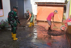 Gerak cepat, Anggota Kodim 0417/Kerinci Bantu Warga Bersihkan Lumpur Pasca Banjir di Desa Semumu Kerinci