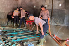 Begini Aksi Nyata Pasukan Baret Biru, Personel Brimob Batalyon A Bersihkan Material Lumpur di Tempat Ini