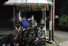 GERCEP! Babinsa Koramil 405-06 Muara Pinang dan Warga Piket Ronda Malam Perketat Keamanan Dusun