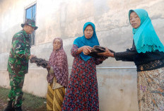 Bikin Salut! Perempuan Lansia di Desa Cukil Tetap Tangguh Ikut Gotong Royong TMMD Kodim Salatiga
