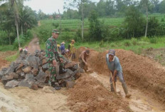 Babinsa Koramil 429-02/Way Bungur Lakukan Monitoring dan Pendampingan Pembangunan Drainase 