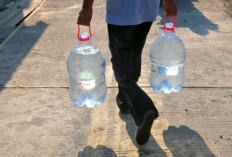 Krisis Air Bersih, Warga Baturaja Terpaksa Beli Air Galon Untuk Mandi