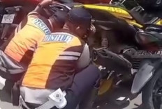Bandel! Puluhan Motor Parkir di Badan Jalan POM IX Palembang Digembosi