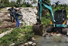 Wujud Kemanunggalan, Prajurit Kodim Bangka dan Warga Gotong Royong Bangun Jembatan