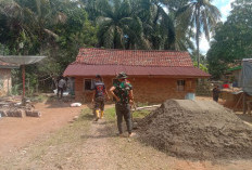 Bahan Material Rehab Rumah Eni Rosita Tiba, Anggota Satgas TMMD 128 Tancap Gas